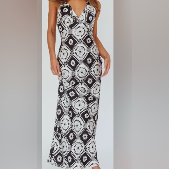 Selfie Leslie Dresses & Skirts - Selfie Leslie Black and White Abstract Floral Print Maxi Halter Dress - Size M
